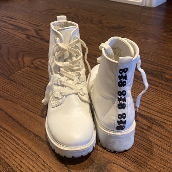 White boots - Picture 4 of 5